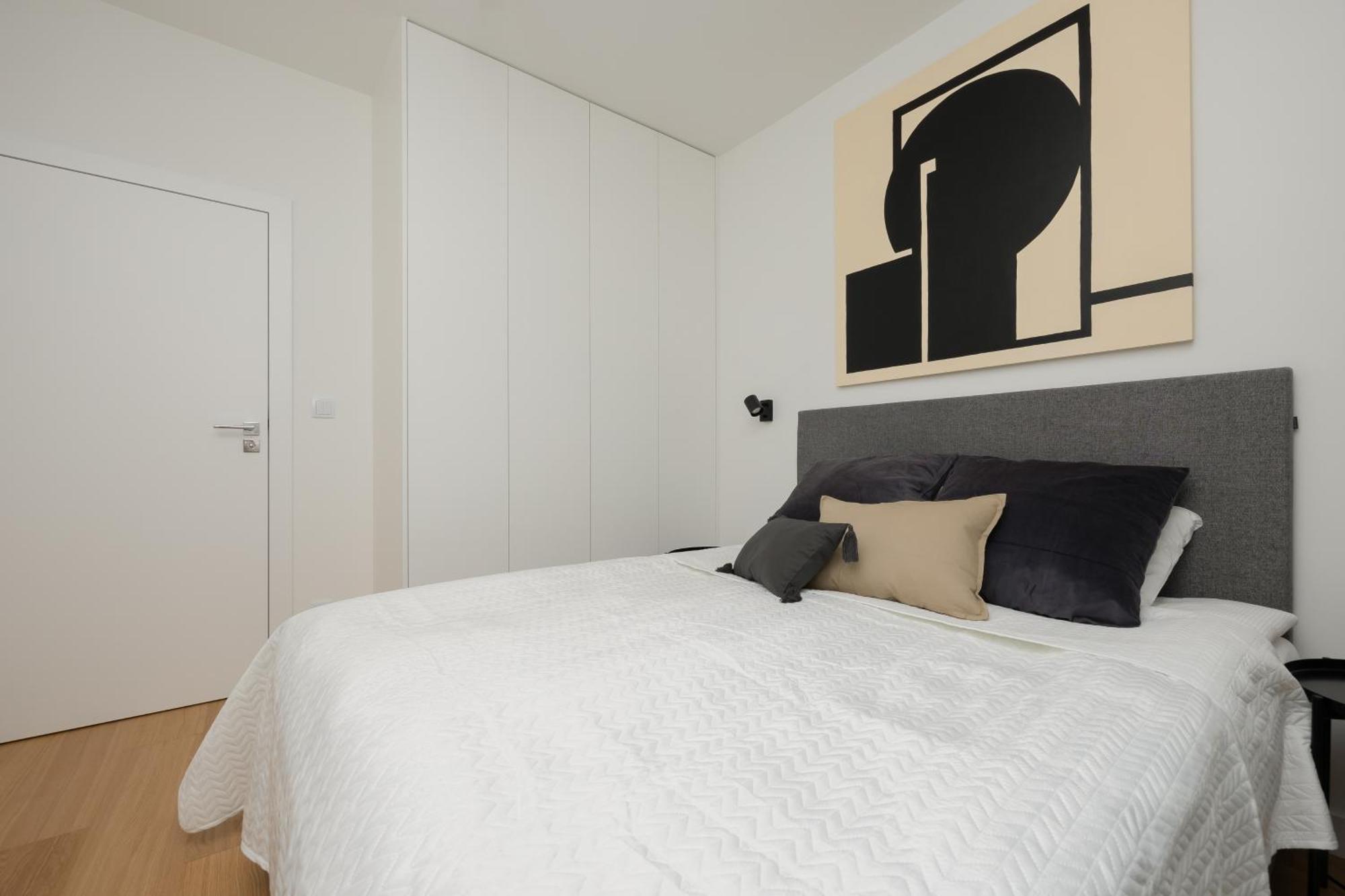 Butas Luxurious And Modern In Center With Parking By Renters Prestige